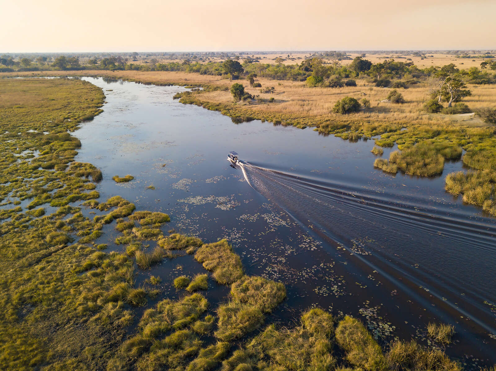 12Great-Plains-Selinda-Suite-boating-safari.jpg