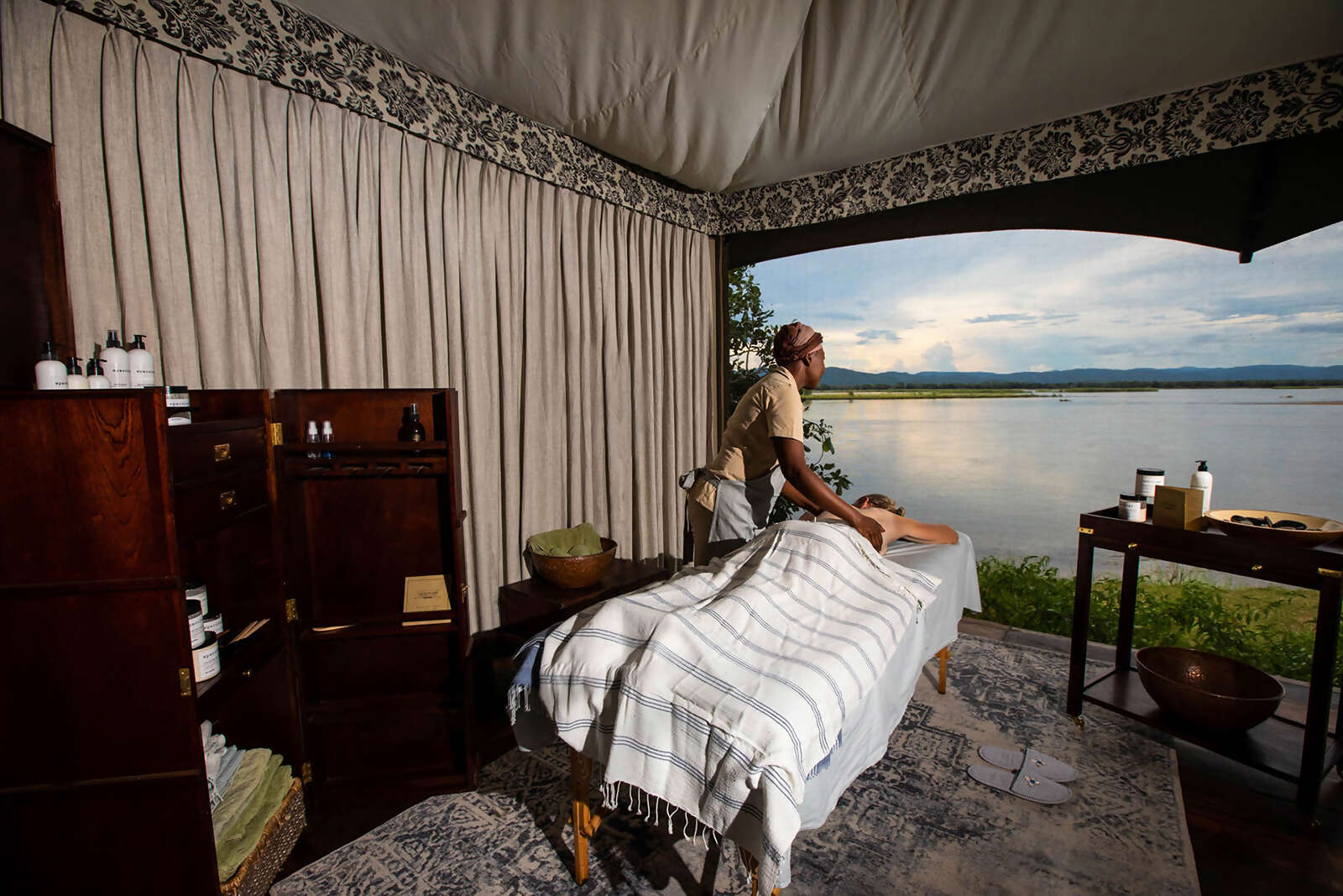 14Great-Plains-Zanji-Suite-at-Tembo-Plains-spa-treatment.jpg