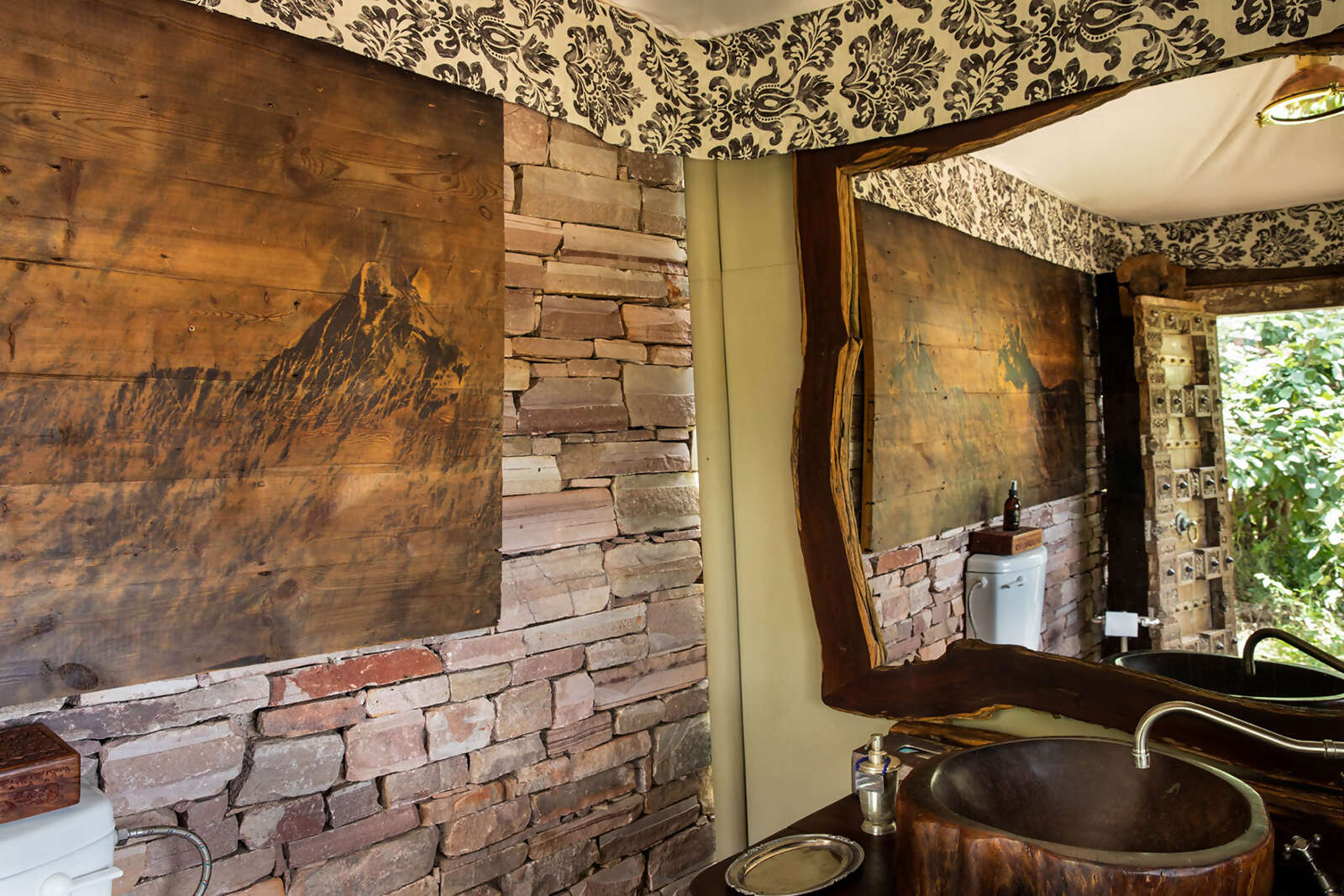 09Great-Plains-Zanji-Suite-at-Tembo-Plains-bedroom-vanity.jpg