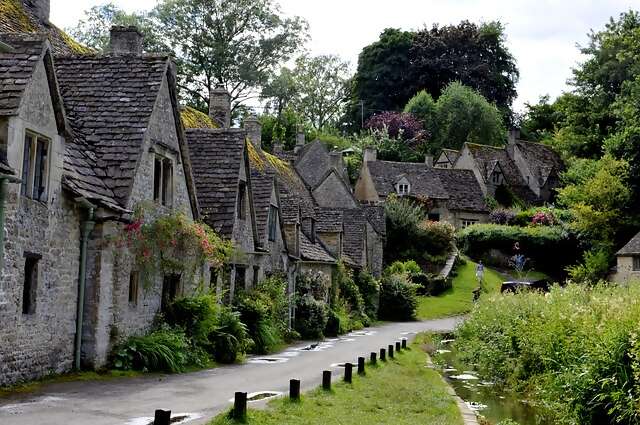 Scenic Cotswolds Hiking Tour With Kerry Brown