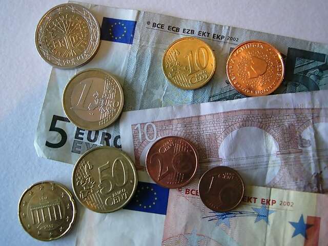 How Much Money Should I Carry When I Travel?