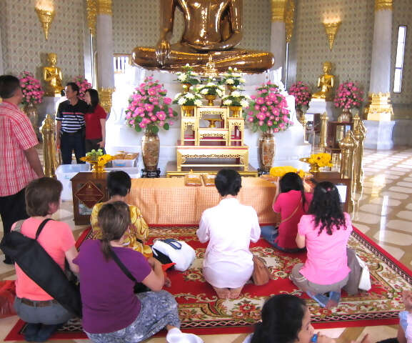 prayer temple golden buddha bangkok.jpg