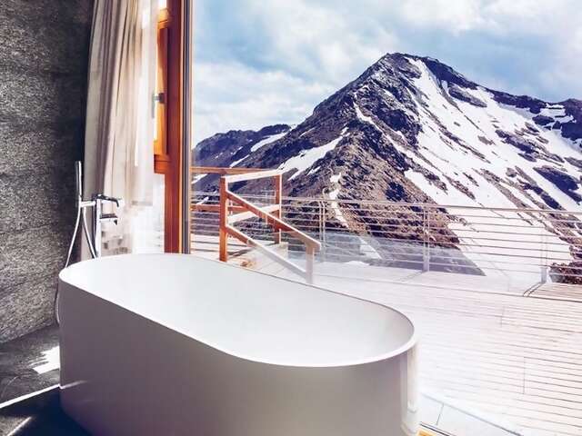 You don’t have to be a skier to appreciate this modern chalet bordering Stelvio National Park, but you might have to act like one