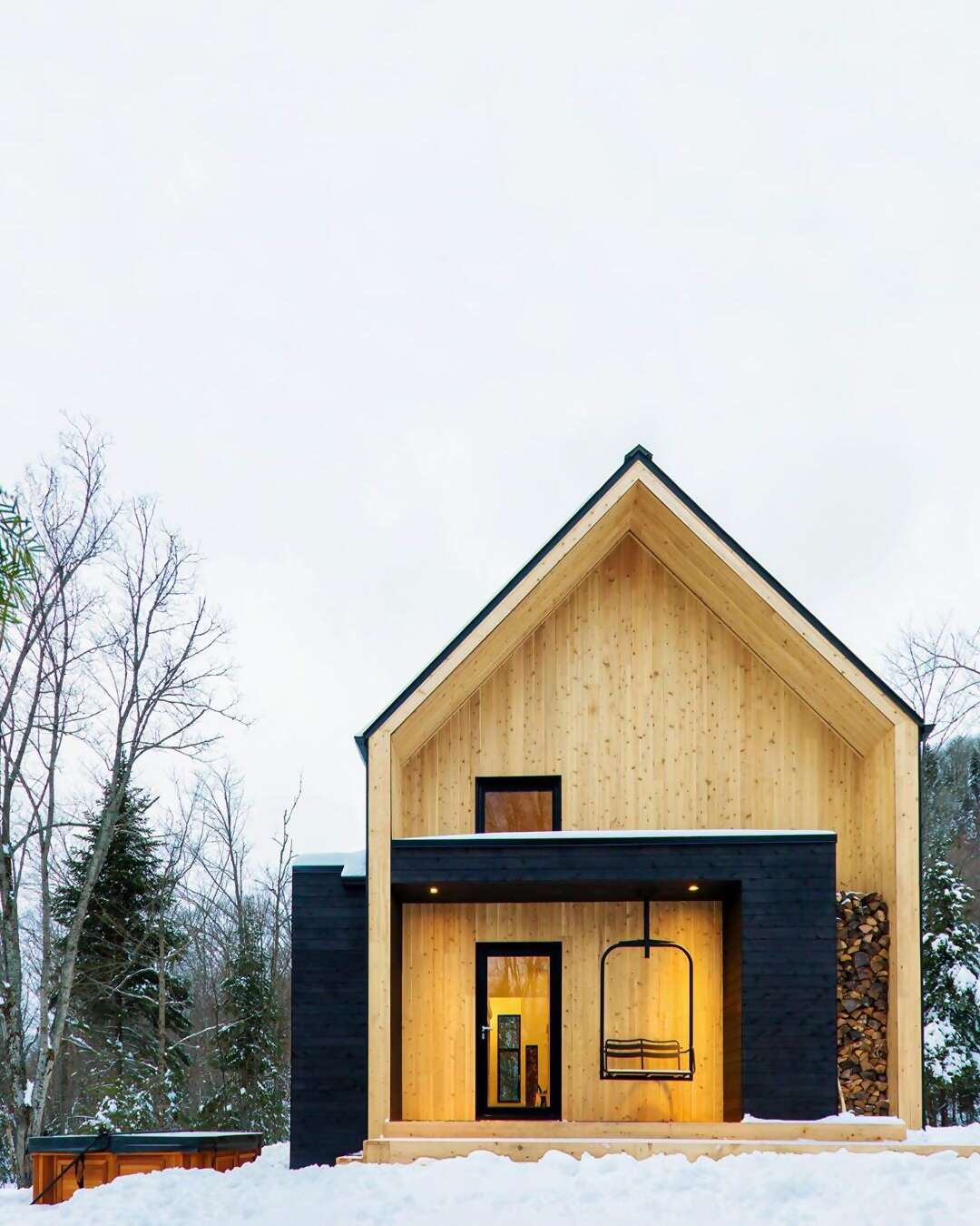 Nadia and Guillaume’s elegant modern barn, our #8 home for the holidays, has plenty of room for all the people you most want to s