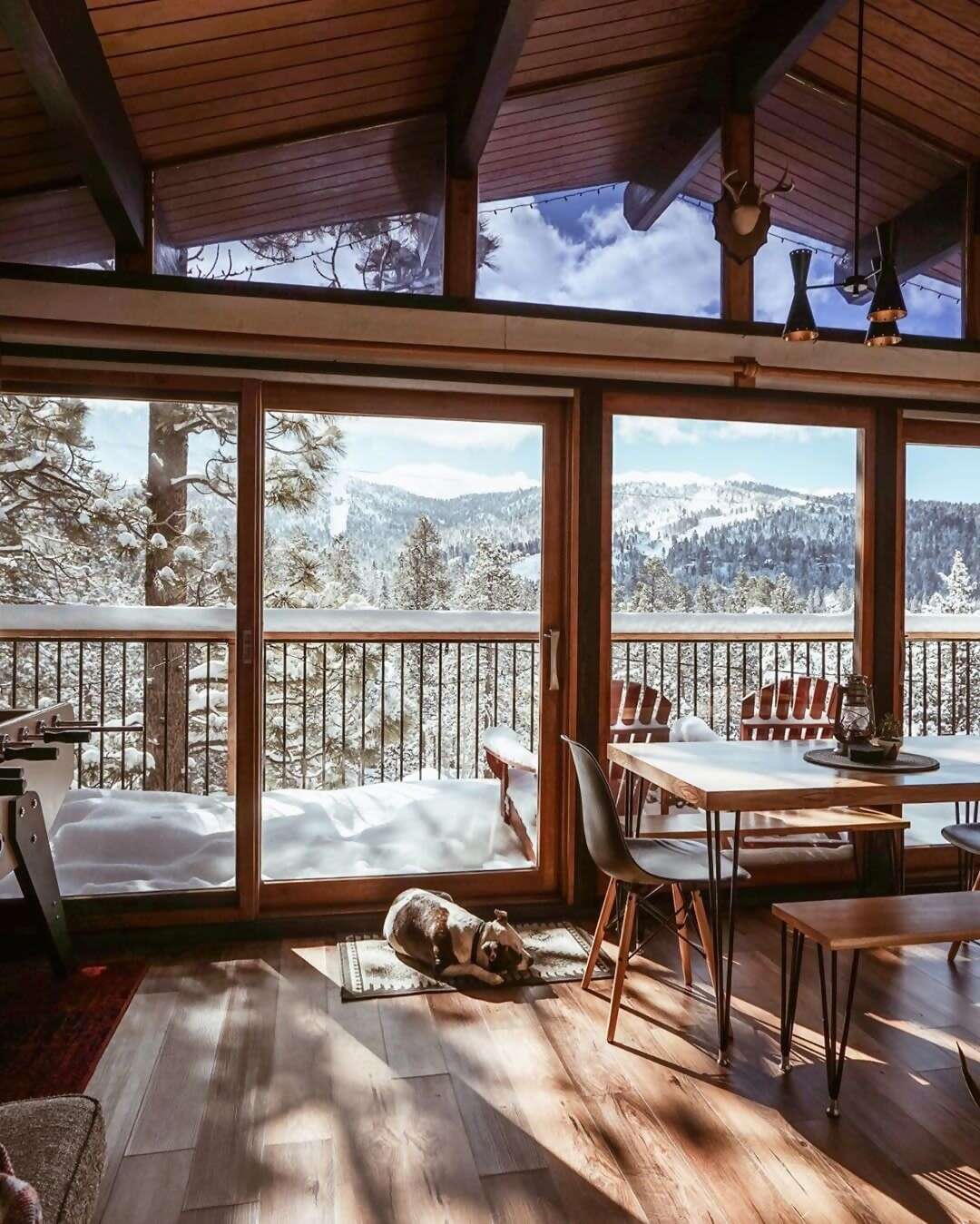 Superhosts Sara and Eric’s midcentury chalet is equally well suited for hitting the slopes or hanging out by the fire (or in a su