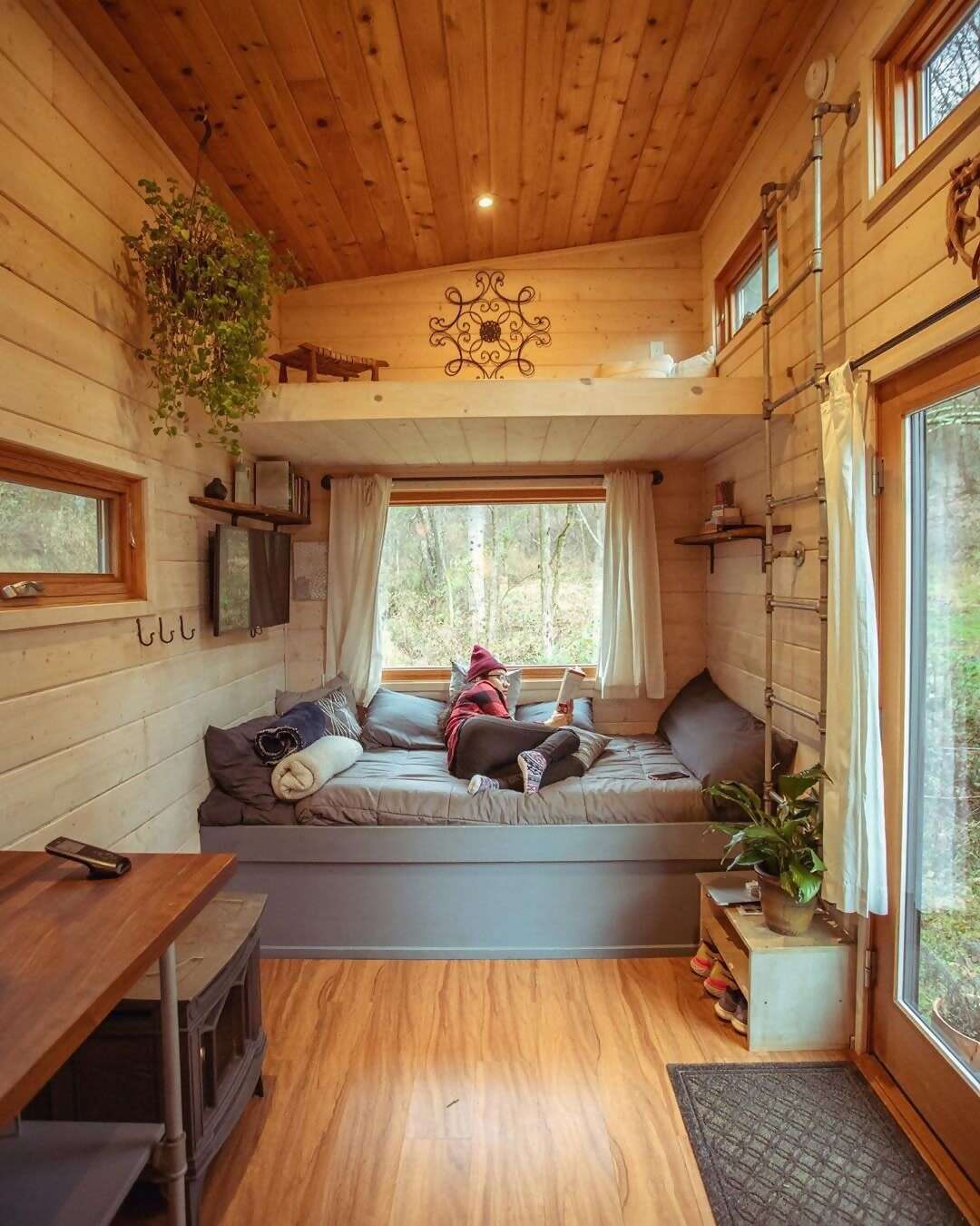 The downside of a place as cozy as Superhost Elsa’s tiny home is that it tends to make you rip through your reading material