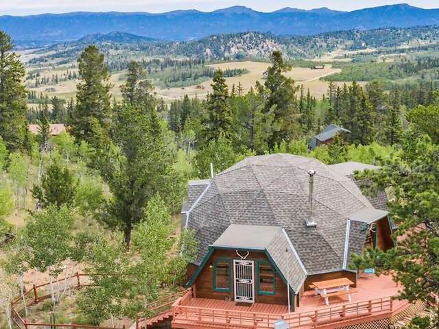 Superhost Shannon’s retreat in the Rockies elevates the geodesic dome to an art form—and to 9,817 feet above sea level