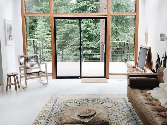 Superhosts Rachel and Rico‘s airy cabin can make you feel like you‘re “forest bathing” even when you‘re indoors